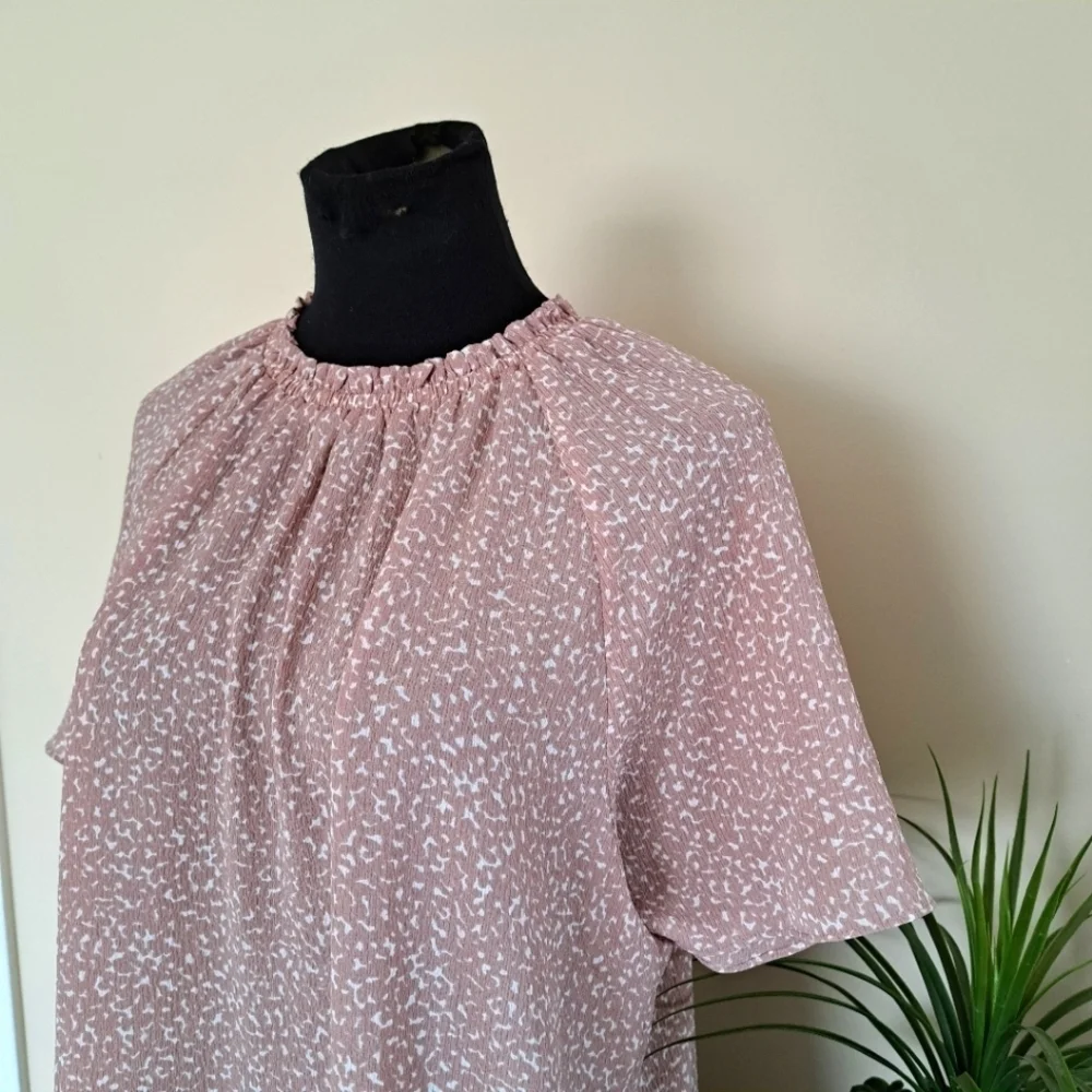 Reitmans Short Sleeve Blouse XL Dusty Pink and White Print Gathered Crew Neck - Picture 2 of 15